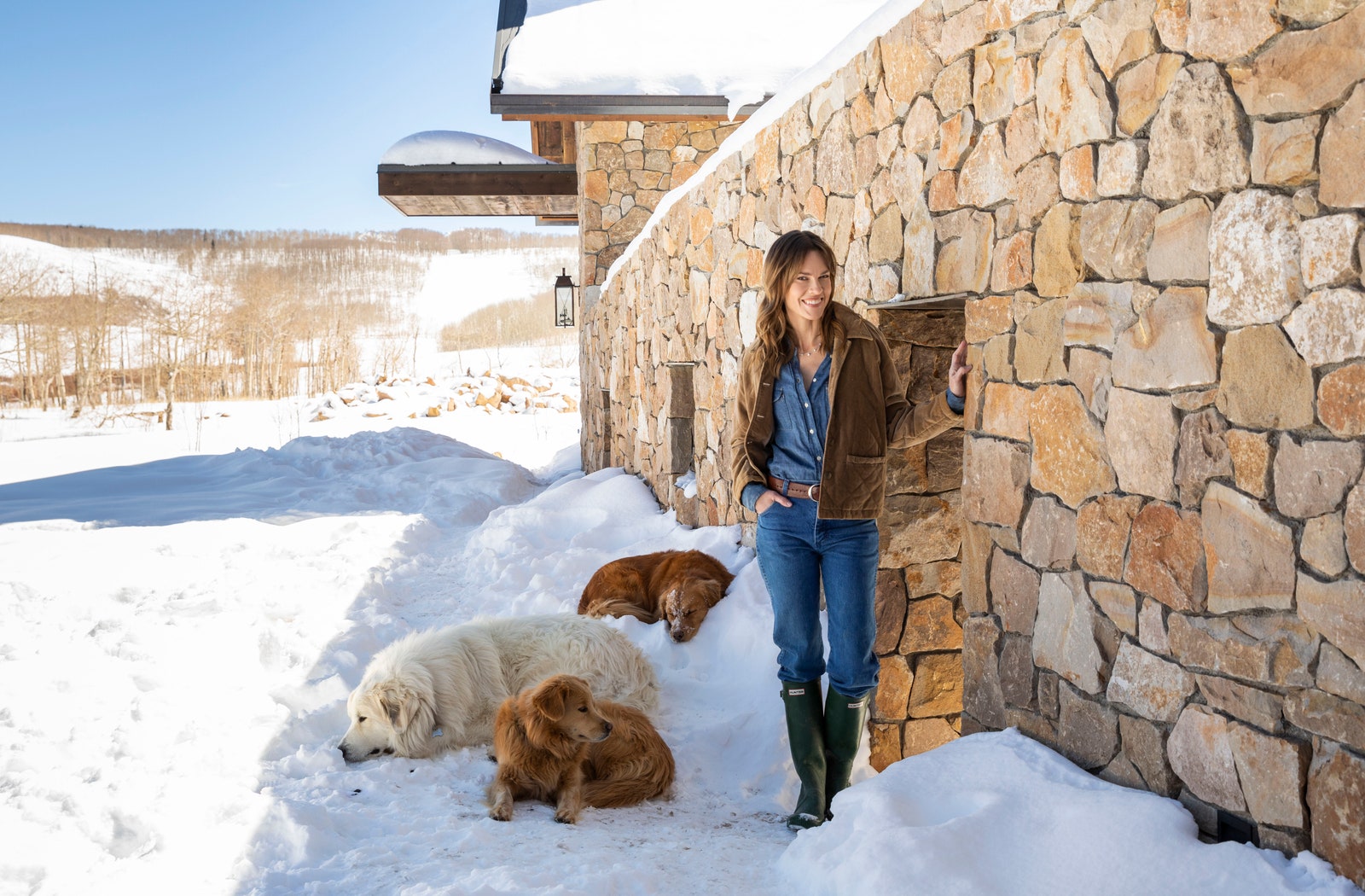 A hollywoodi sztárszínésznő, Hilary Swank otthona igazi téli csodavilág – tele kutyákkal