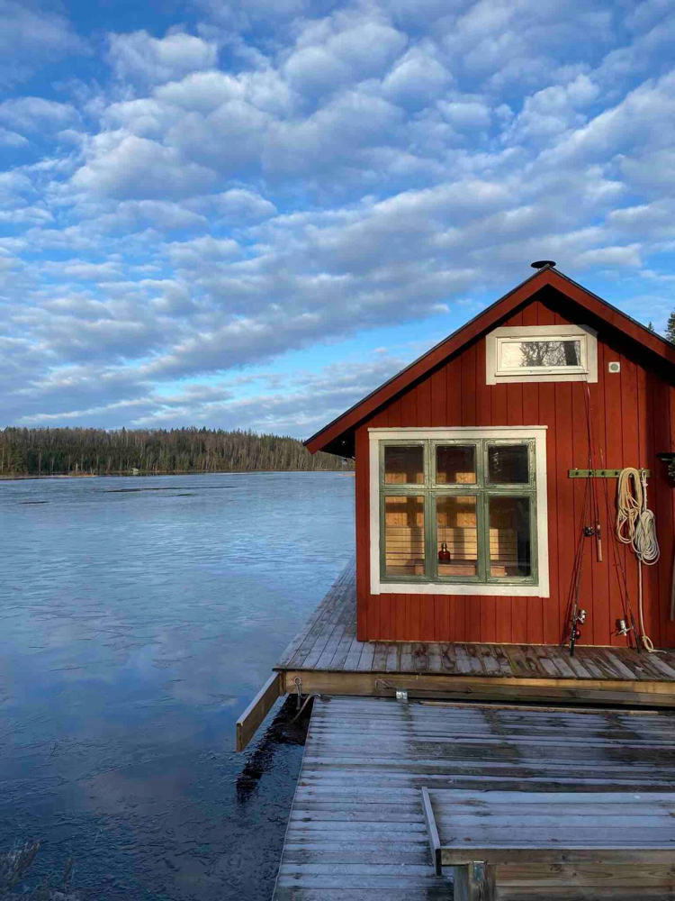 Élmény benézni ebbe a szemkápráztató és stílusos, skandináv, tóparti házikóba